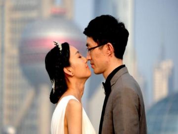 男子怀疑妻子出轨当街连砍其十余刀